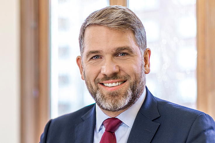 Prof. Dr. Robin van der Hout, LL.M.